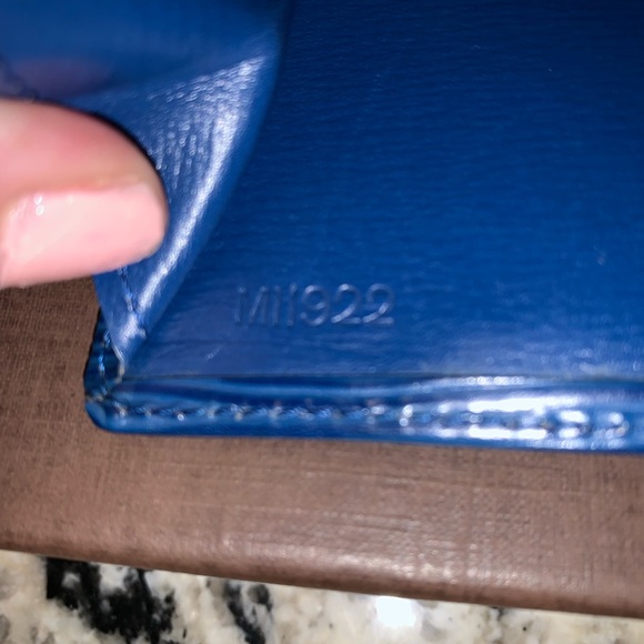 Authenticated Louis Vuitton epi wallet Authentic - Picture 5 of 14
